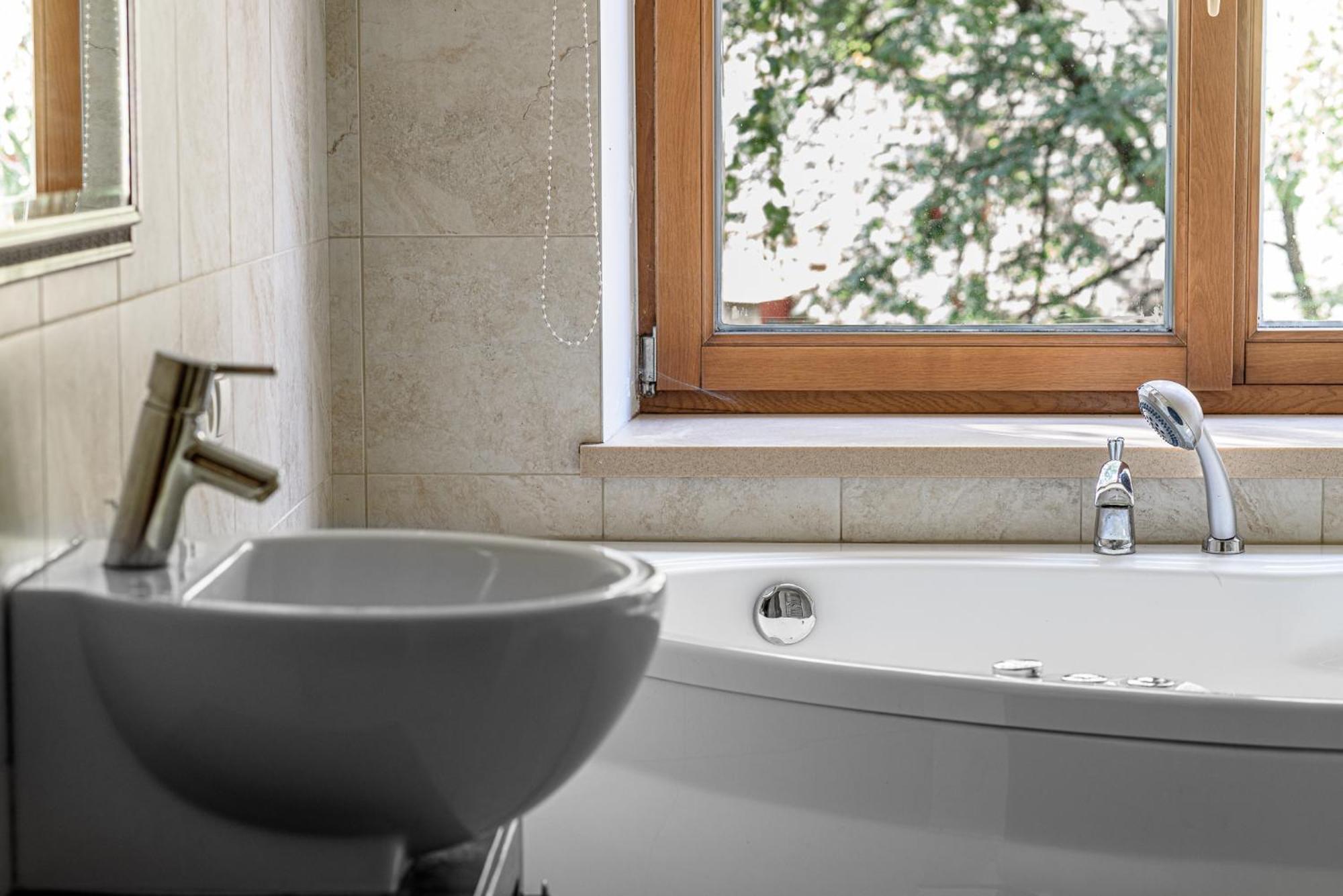 Jacuzzi Apartments X Free Parking X Self Check-In 24X7 By H&H Аеропорт Вільнюс Екстер'єр фото